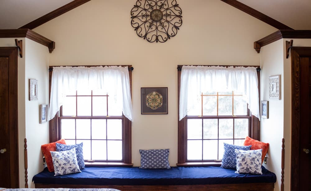 Hepburn Master bedroom window seat